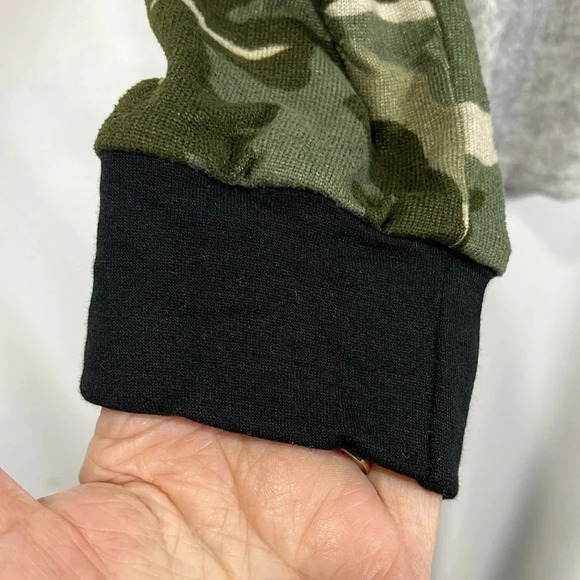 B. Flawless Womens Lounge Shirt M Gray Green Camo Pattern Stretch Pullover New - Picture 5 of 11